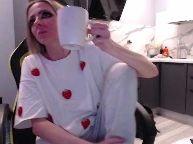 blondalina from BongaCams