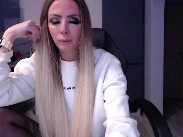blondalina from BongaCams
