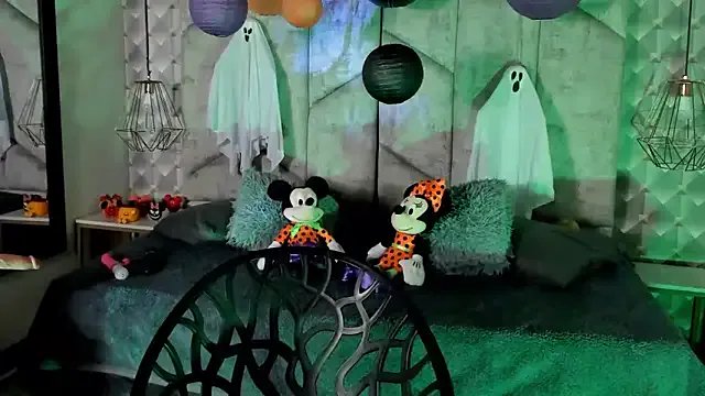 NiicolleMiller on StripChat 