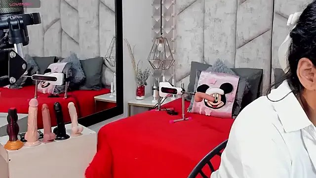 NiicolleMiller on StripChat 