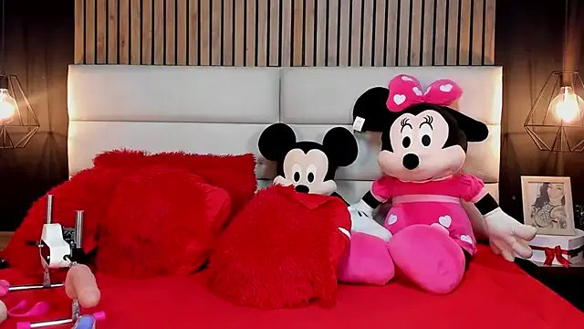 NiicolleMiller on StripChat 